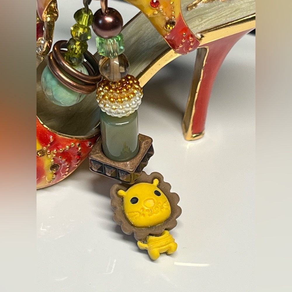 Pretty purse bling for LEOS or lion lovers -yellow and browns